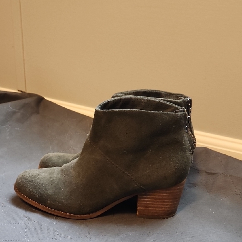 Toms Olive Suede Leila Ankle Boots Size 7